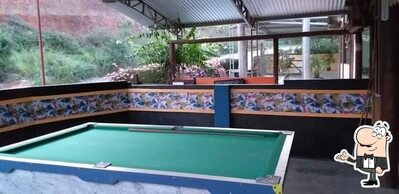 Sente em uma das mesas no Bar do Julinho
