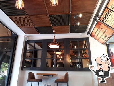 Installez-vous à l'une des tables de Primos Chicken Hay Riyad