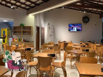 Sente em uma das mesas no Summer Prime Bar e Restaurante