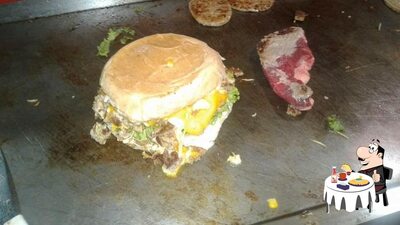 Delicie-se com um hambúrguer no Hugo Lanches