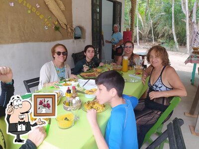 Sente em uma das mesas no Restaurante e Redário NOSSA PRAIA