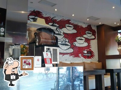 Siediti a un tavolo di Caffe Pascucci Shop