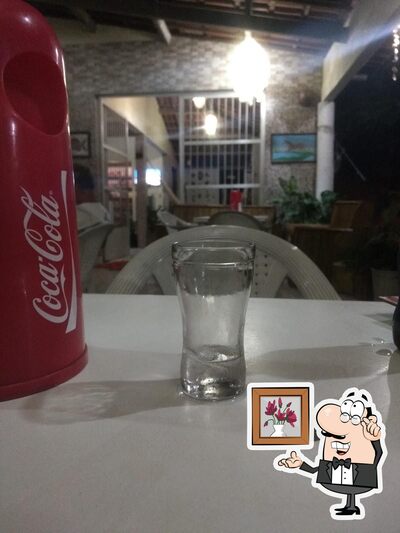 Sente em uma das mesas no Claudemir Restaurante e Pizzaria