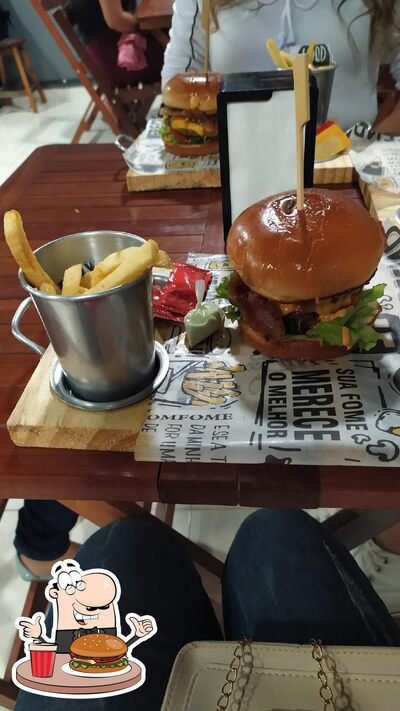 Experimente um dos hambúrgueres servidos no D'GUST BURGUER