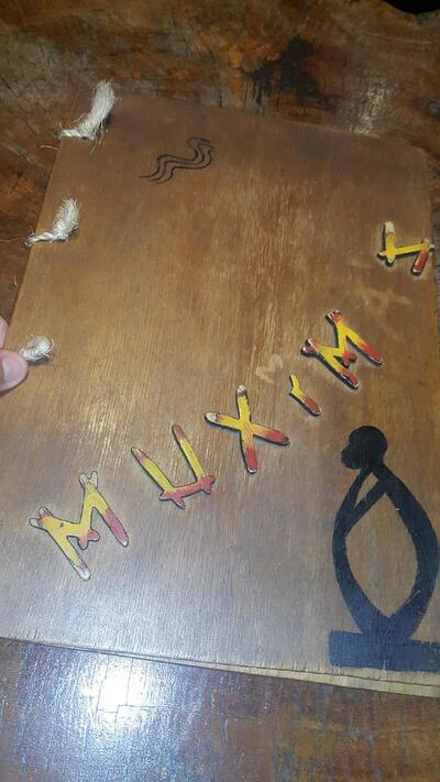 O Muxima's Bar e Restaurante tem seu próprio logotipo