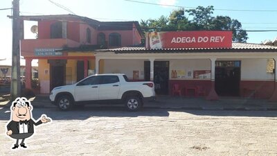 Sente em uma das mesas no Adega do Rei