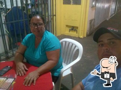 Sente em uma das mesas no POINT Da PIZZA