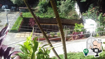 Veja a área externa do Restaurante Gulas e Goles