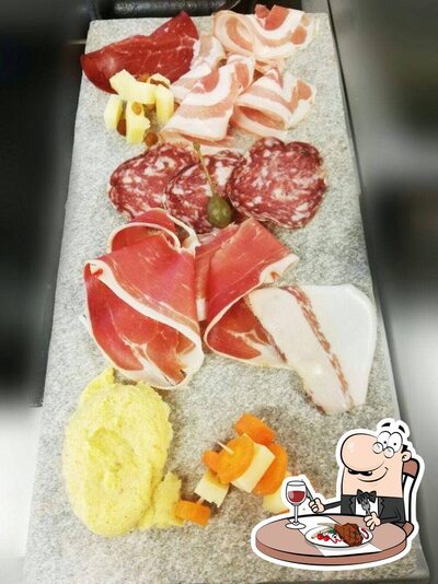 Pasti a base di carne vengono serviti al ristorante Trattoria Ricomilla