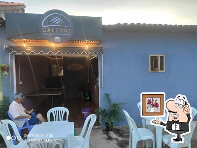 Sente em uma das mesas no Calzone pizzaria