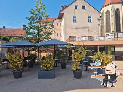 Siediti a un tavolo di Café Centrum