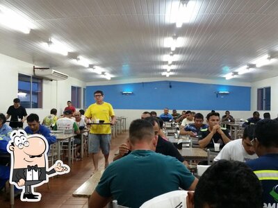 Sente em uma das mesas no Restaurante Sapore