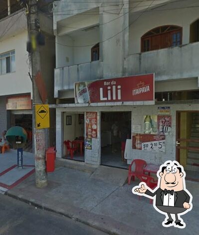 Sente em uma das mesas no Bar
