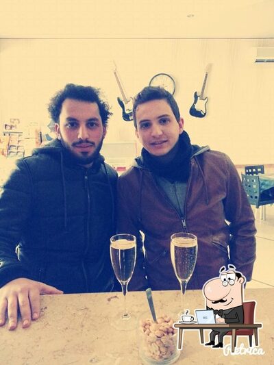 Dai un'occhiata agli interni di Roxy Bar