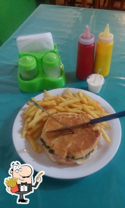Peça batatas fritas francesas com diferentes molhos