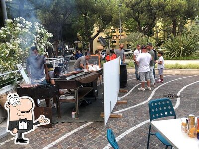 Dai un'occhiata agli interni di MOPI Bar