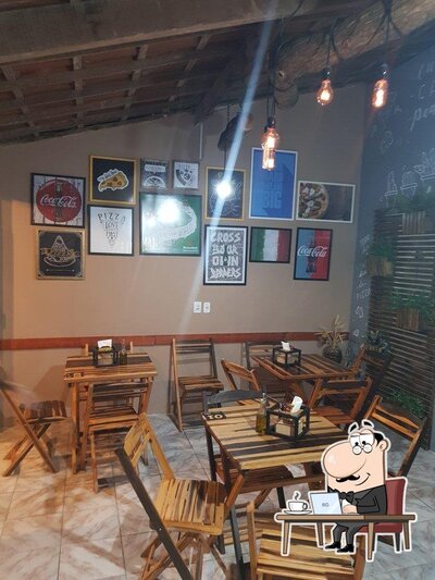 O interior do Jamies Pizzas