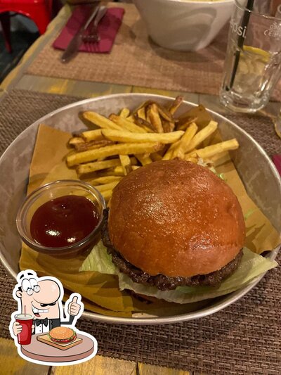 Concediti un bell'hamburger al pub & bar The Barrel Bar & Grill