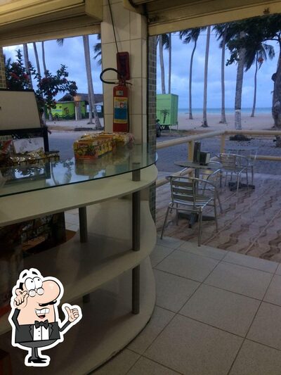 Sente em uma das mesas no Padaria Pão da Praia