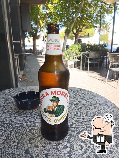 Dai un'occhiata agli interni di Bar Happy