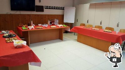 Dai un'occhiata agli interni di Acquarius Bar