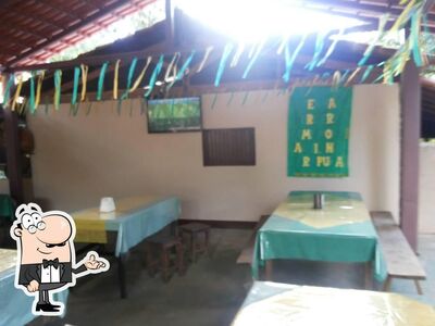 Sente em uma das mesas no Pamonharia e Restaurante Arapuka