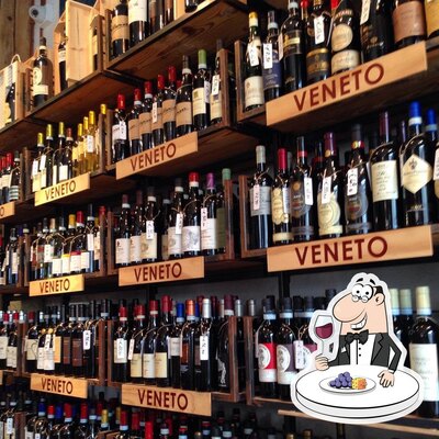 Degusta un bicchiere di vino alla fine di una faticosa giornata lavorativa