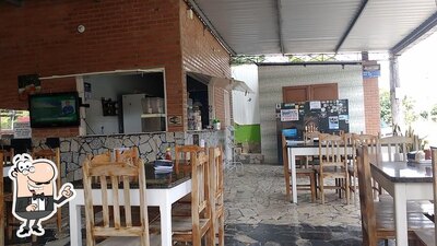 Sente em uma das mesas no Fogão a Lenha do Nem