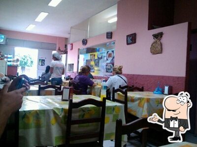 Sente em uma das mesas no Cuzcuioca