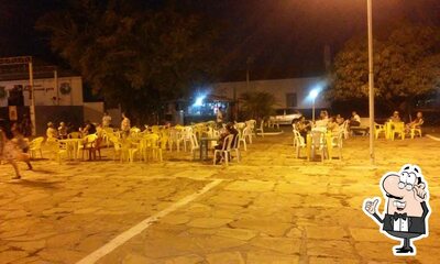 Sente em uma das mesas no Ts trally