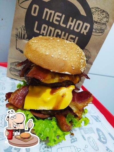 Deguste um dos hambúrgueres oferecidos no BAKANAS BURGER