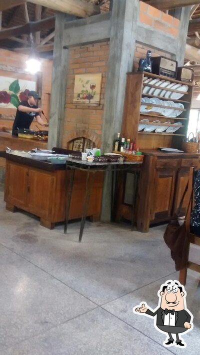 Sente em uma das mesas no Ess - Haus