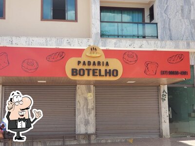 Sente em uma das mesas no Padaria Botelho
