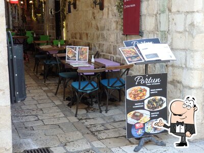 Siediti a un tavolo di Restauran Portun