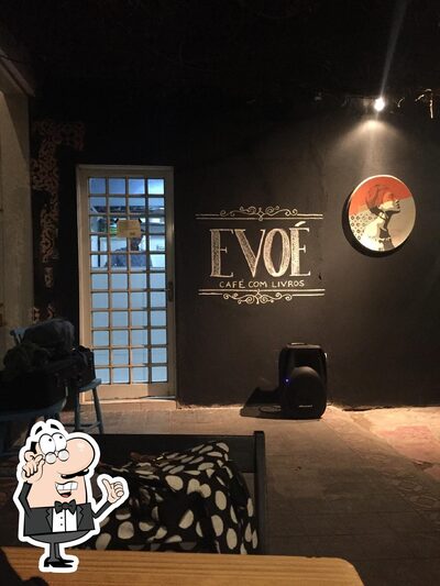 Sente em uma das mesas no Evoe Cafe Com Livros