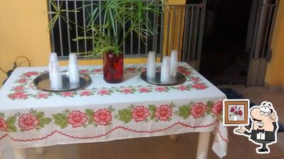 Sente em uma das mesas no Acarajé da Irmã Rosa