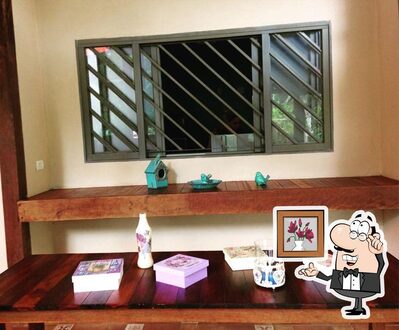 Sente em uma das mesas no Café com Lazer