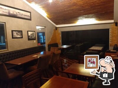O interior do Dajé Carnes e Pizzas