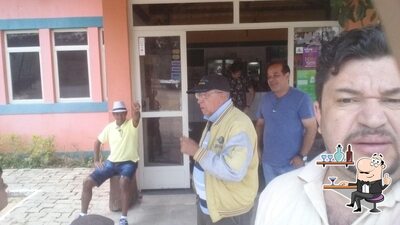 Sente em uma das mesas no Parada do Bulacha