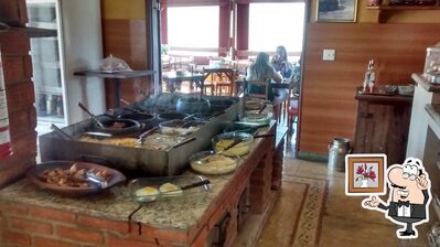 Sente em uma das mesas no RECANTO FLORA