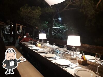 Dai un'occhiata agli interni di Tiha Lounge Bar