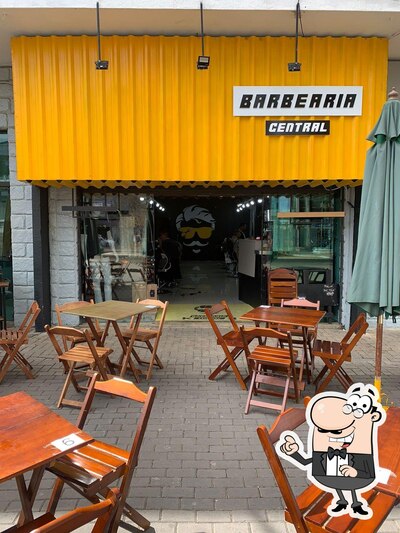 Sente em uma das mesas no Barbearia Central