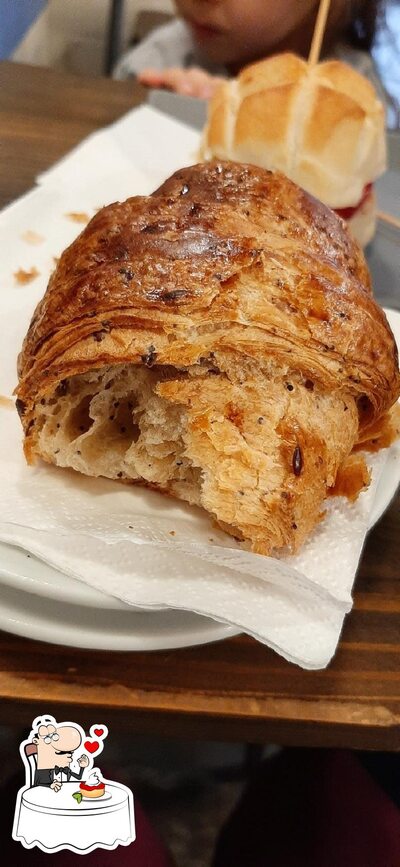 Anhélo caffè serve un'ampia gamma di dessert
