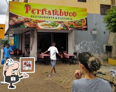 Sente em uma das mesas no Pernambuco Pizzaria e Restaurante