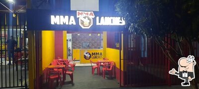 Sente em uma das mesas no MMA Lanches