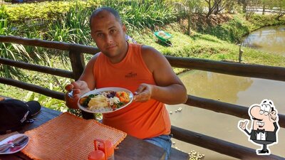 Sente em uma das mesas no Estância da Serra