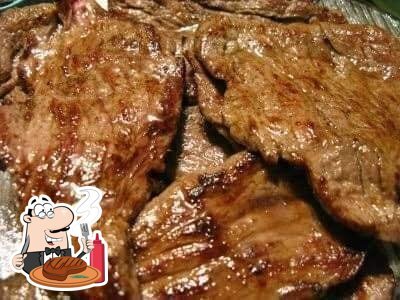 Prove pratos de carne no Restaurante e Churrascaria Paim