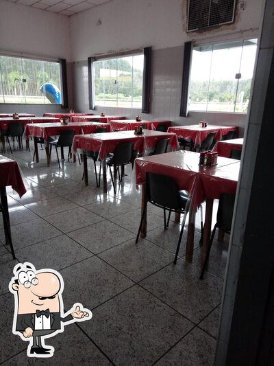 Sente em uma das mesas no Restaurante 188