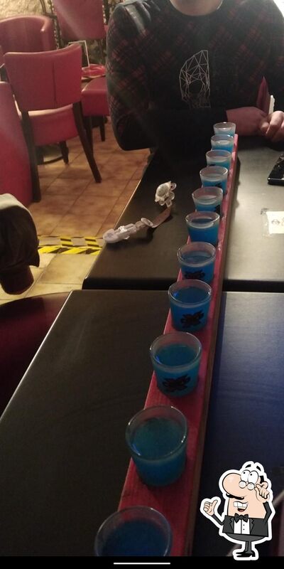Installez-vous à l'une des tables de Hell Bar