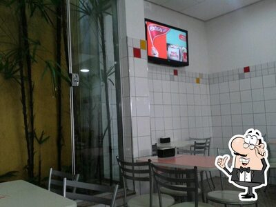 Sente em uma das mesas no Serve Quente